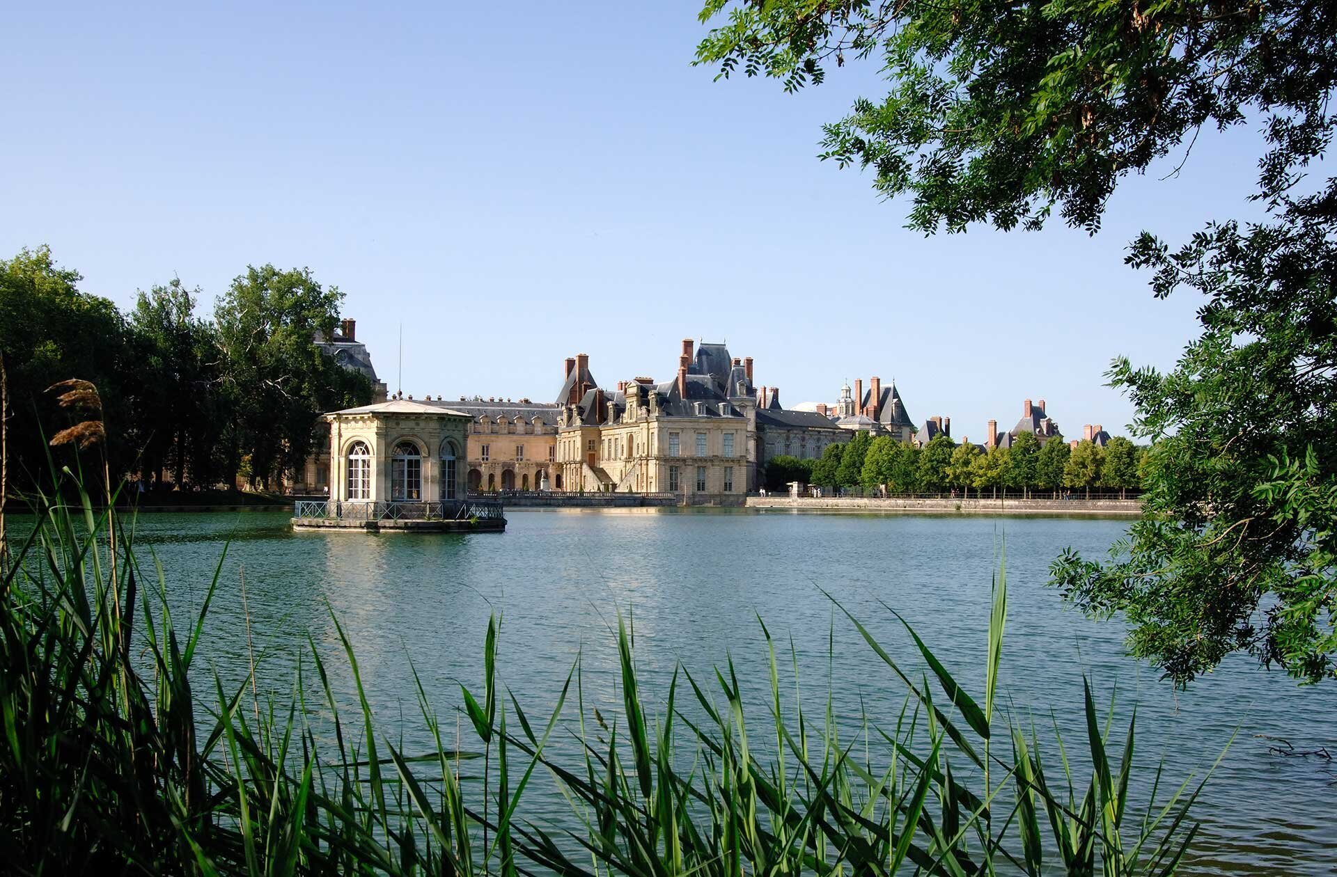 CHÂTEAU DE FONTAINEBLEAU - French Castle Inhabited by French