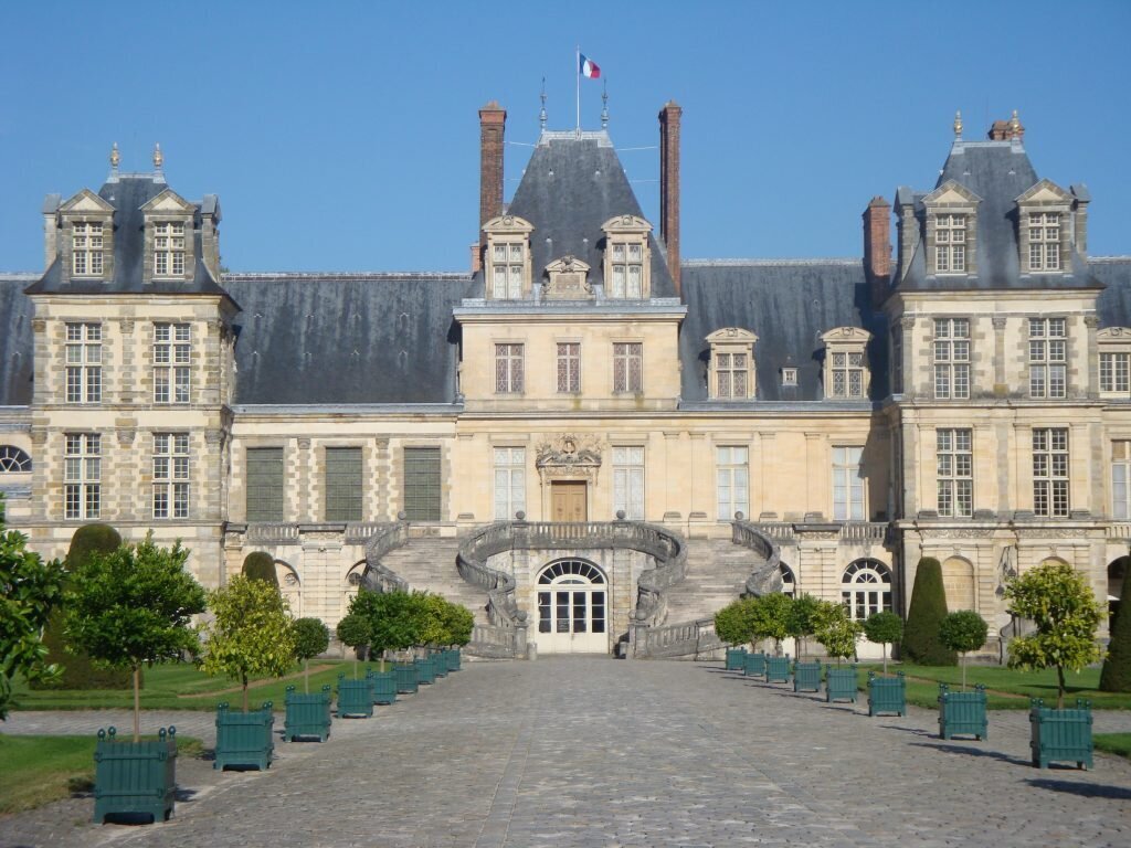 1.château de Fontainebleau - Entrée principale - Cour des Adieux - Fontainebleau Tourisme - Août 2013 - Photo SM