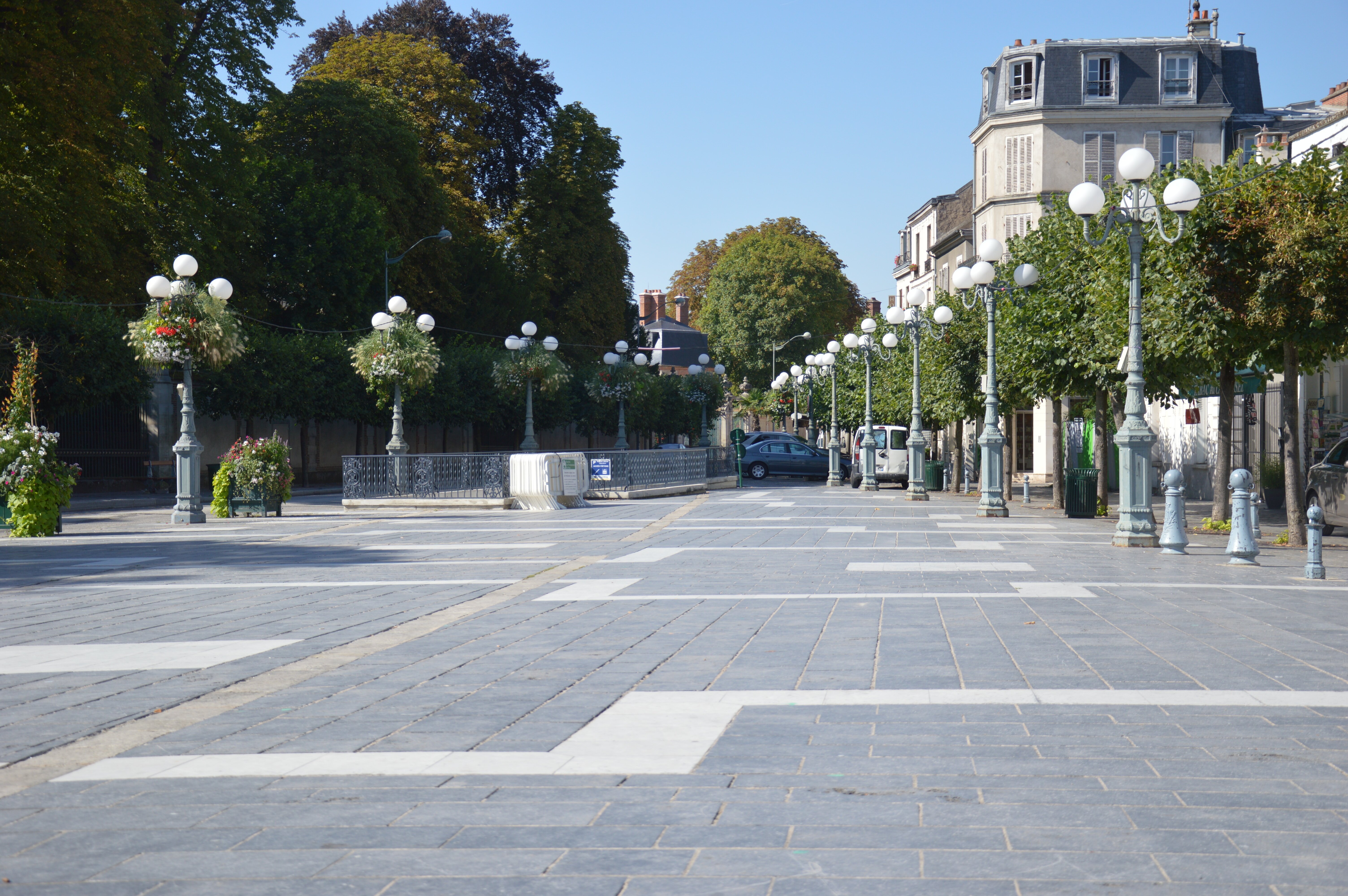 6. Place Napoléon Bonaparte - Fontainebleau Tourisme - Août 2013photoSM