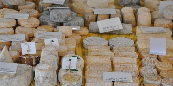 Marché de Fontainebleau – étal du fromager