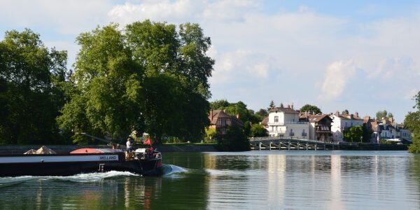 Une péniche sur la Seine