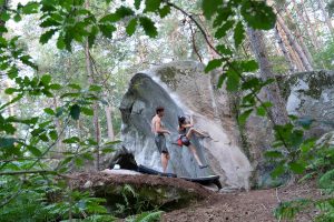 Caroline et Lucien - Pratique de l'escalade de bloc en forêt de Fontainebleau