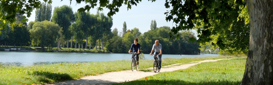 velo-a-samois-le-long-de-la-seine
