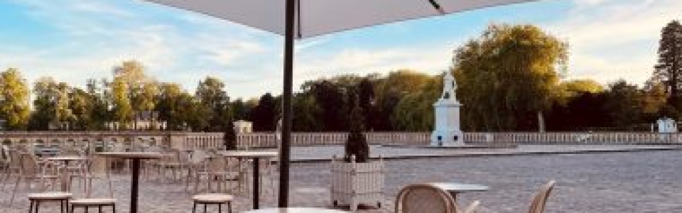 Café château de Fontainebleau - cour de la fontaine